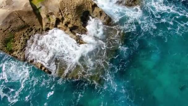 Prachtig Turkooisblauw Oceaanwater Dat Tegen Rotsen Slaat Top View Luchtbeelden — Stockvideo