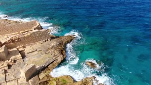 Wildes Ozeanwasser Von Oben Wellen Treffen Auf Felsen Luftaufnahmen — Stockvideo