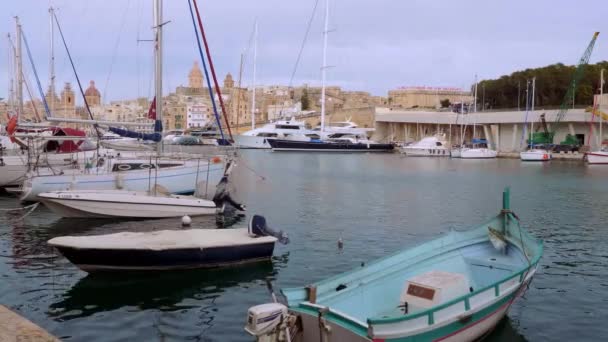 Segelbåtar Grand Harbour Valletta Valletta Malta Mars 2020 — Stockvideo