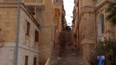 Valletta 'nın tarihi bölgesinde tipik bir sokak manzarası Valletta, Malta - 5 Mart 2020