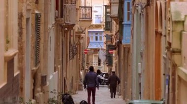 Valletta 'nın tarihi bölgesinde tipik bir sokak manzarası Valletta, Malta - 5 Mart 2020