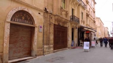 Valletta 'nın tarihi bölgesinde tipik bir sokak manzarası Valletta, Malta - 5 Mart 2020