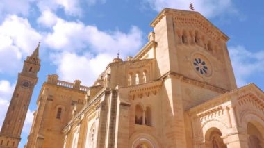 Gozo 'daki Ta Pinu Kilisesi adanın ünlü bir simgesidir. Seyahat görüntüleri.