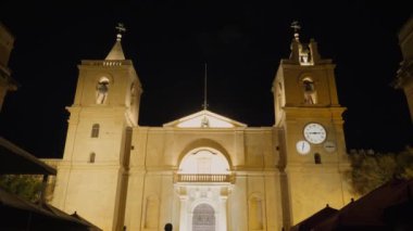 Geceleri Valletta 'daki St. Johns Katedrali - seyahat görüntüleri