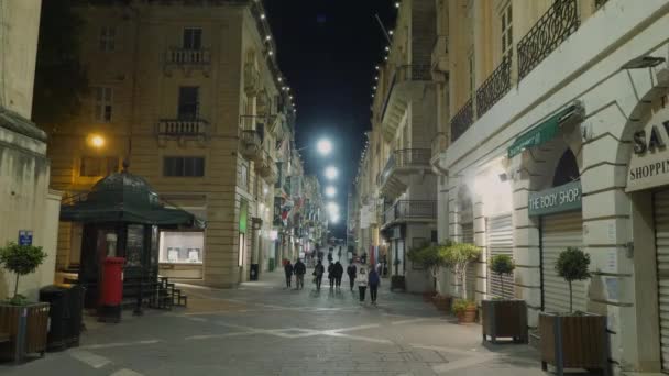 夜のバレッタの歴史地区の典型的な通りの景色 マルタ島 マルタ 2020年3月5日 — ストック動画