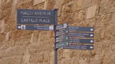 Valletta Malta 'da yön işaretleri - seyahat görüntüleri