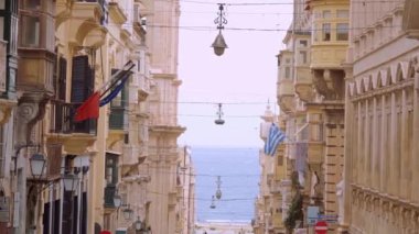 Valletta 'nın tarihi bölgesinde tipik dar sokaklar - seyahat görüntüleri
