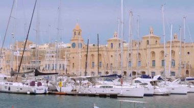 Valletta Grand Harbour Bölgesi güneşli bir günde - VALLETTA, MALTA - 5 Mart 2020