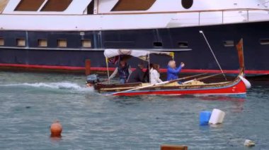 Valletta şehrindeki küçük tekne ve gondollar - VALLETTA, MALTA - 5 Mart 2020