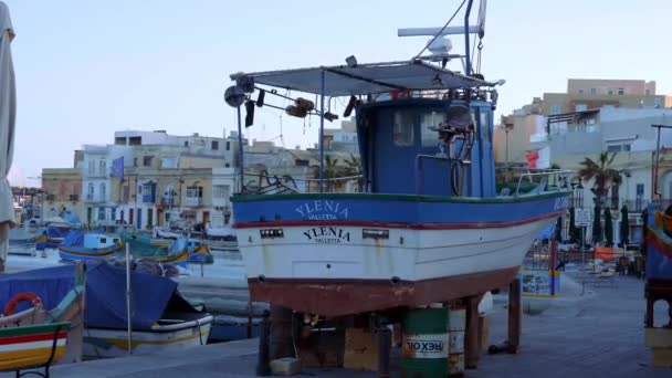 Bunte Fischerboote Der Bucht Von Marsaxlokk Auf Malta Insel Malta — Stockvideo