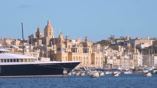 バレッタ港の近代的で豪華なヨット マルタのバレッタ市 2020年3月5日 — ストック動画