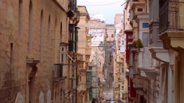 Valletta 'nın tarihi bölgesinde tipik dar sokaklar - VALLETTA, MALTA - 5 Mart 2020