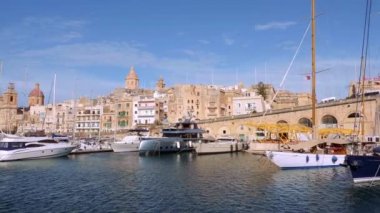 Valletta Grand Harbour - Malta 'nın başkenti - VALLETTA, MALTA - 5 Mart 2020
