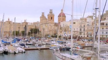 Valletta 'daki Grand Harbour' da yelkenli tekneleri - VALLETTA, MALTA - 5 Mart 2020