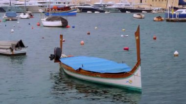 Valletta şehrindeki küçük tekne ve gondollar - VALLETTA, MALTA - 5 Mart 2020