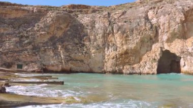 Gozo Adası 'nın en popüler simgesi olan İç Deniz' in seyahat görüntüleri.