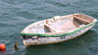 Valletta Grand Harbour 'da küçük bir tekne Valletta, Malta - 5 Mart 2020