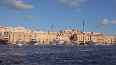 Valletta rıhtımında tekne gezisi. Seyahat görüntüleri.