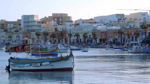 Bunte Fischerboote Der Bucht Von Marsaxlokk Auf Malta Insel Malta — Stockvideo