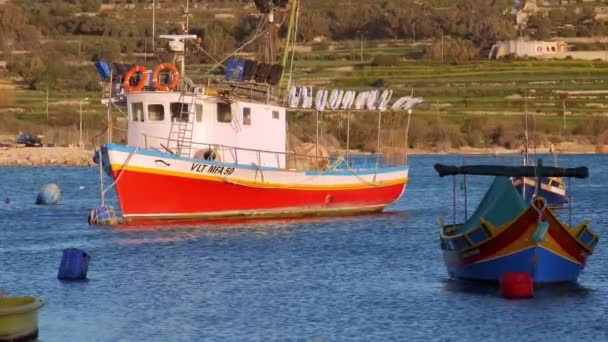Kleurrijke Vissersboten Baai Van Marsaxlokk Malta Eiland Malta Malta Maart — Stockvideo