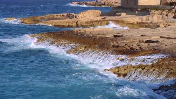 Blaues Wasser Der Küste Maltas Reiseaufnahmen — Stockvideo