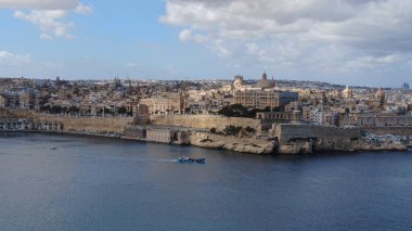Malta 'nın başkenti Valletta üzerinde inanılmaz bir hava manzarası var.
