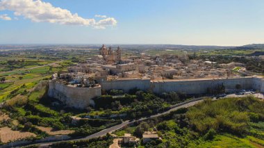 Malta 'daki tarihi Mdina şehrinin hava görüntüsü - hava fotoğrafçılığı