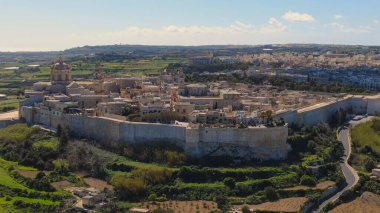 Malta 'daki tarihi Mdina şehrinin hava görüntüsü - hava fotoğrafçılığı