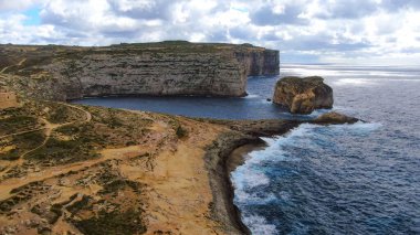 Gozo Malta sahilindeki inanılmaz Dwerja Körfezi - hava fotoğrafçılığı