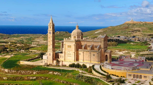 Gozo Adası 'ndaki ünlü Ta Pinu Kilisesi Malta gökyüzü fotoğrafçılığı