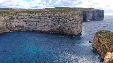 Gozo Malta sahilindeki inanılmaz Dwerja Körfezi - hava fotoğrafçılığı
