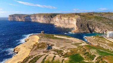 Gozo sahili üzerindeki panoramik manzara - İHA ile Malta - hava fotoğrafçılığı