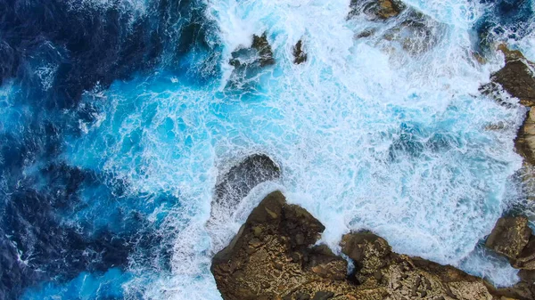 Wild Ocean Víz Felülről Hullámok Üti Sziklák Légi Fotózás — Stock Fotó