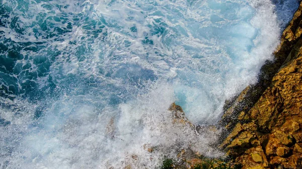 Agua Del Océano Salvaje Desde Arriba Olas Golpeando Las Rocas —  Fotos de Stock