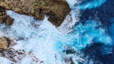 Yukarıdan gelen vahşi okyanus suyu - kayalara vuran dalgalar - hava fotoğrafçılığı