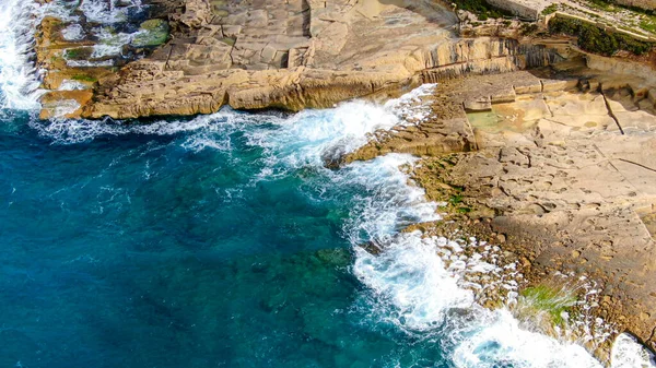 Wunderbares Türkisblaues Meerwasser Das Gegen Die Felsen Prallt Von Oben — Stockfoto