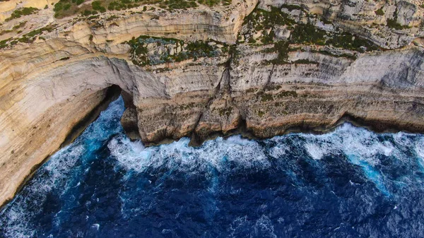 与戈佐马耳他海岸相撞的野生水 自上而下的视图 航空摄影 — 图库照片