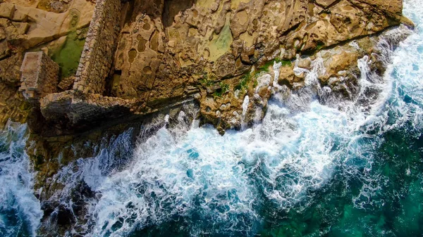 Yukarıdan Gelen Vahşi Okyanus Suyu Kayalara Vuran Dalgalar Hava Fotoğrafçılığı — Stok fotoğraf