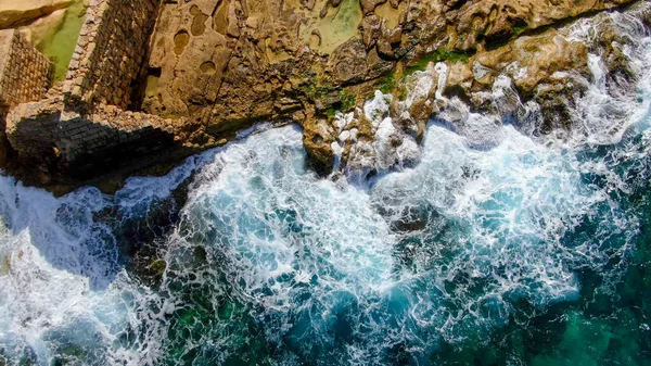 Yukarıdan Gelen Vahşi Okyanus Suyu Kayalara Vuran Dalgalar Hava Fotoğrafçılığı — Stok fotoğraf