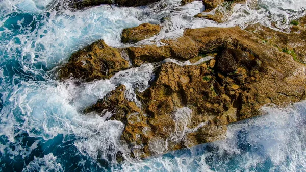 Wild Ocean Water Waves Hitting Rocks Aerial Photography — Stock Photo, Image