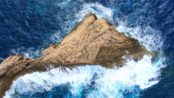 Wild Ocean Water Waves Hitting Rocks Aerial Footage — Stock Photo, Image