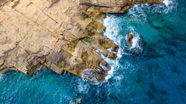 Wildes Ozeanwasser Von Oben Wellen Treffen Auf Felsen Luftaufnahmen — Stockfoto