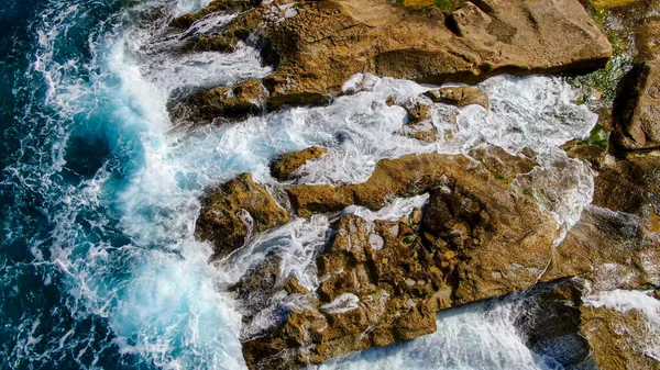 Yukarıdan Gelen Vahşi Okyanus Suyu Kayalara Vuran Dalgalar Hava Görüntüleri — Stok fotoğraf