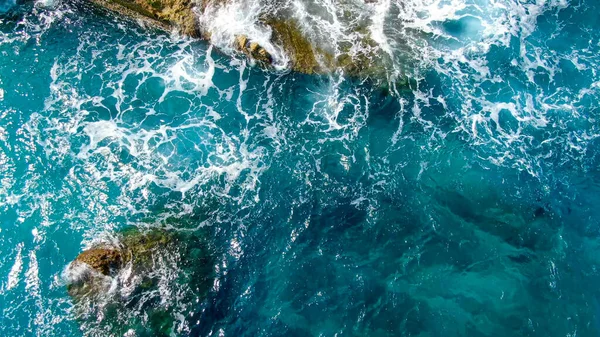 Água Oceano Selvagem Cima Ondas Atingindo Rochas Imagens Aéreas — Fotografia de Stock