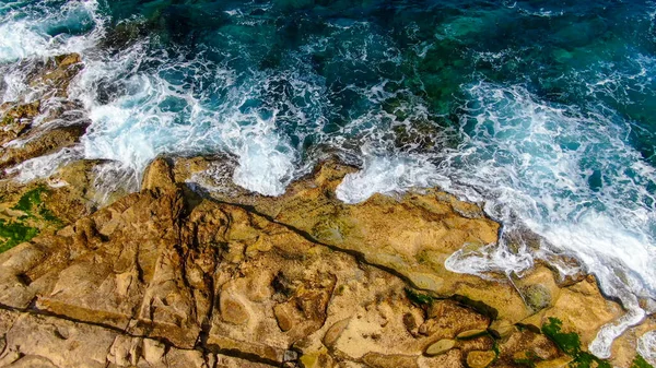 Água Oceano Selvagem Cima Ondas Atingindo Rochas Imagens Aéreas — Fotografia de Stock