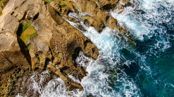 Agua Del Océano Salvaje Desde Arriba Olas Golpeando Las Rocas —  Fotos de Stock