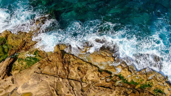 Acqua Dell Oceano Selvaggio Dall Alto Onde Che Colpiscono Rocce — Foto Stock