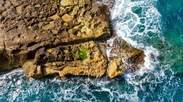 Wunderbares Türkisblaues Meerwasser Das Gegen Die Felsen Prallt Ansicht Von — Stockfoto