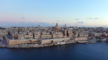 Malta 'nın başkenti Valletta üzerindeki hava manzarası - hava görüntüleri