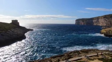 Gün batımında Gozo kıyılarında İHA ile - hava görüntüleri